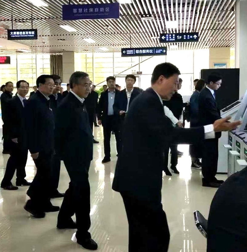 胡春华副总理考察郑州人社 91香蕉视频污导航智慧大厅自助服务系统受到关注